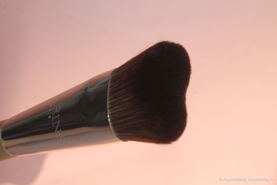 К кисти идёт штатный многоразовый брашгард, что позволит сохранить ее аккуратной при перевозке