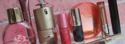 Тушь в стекле, двухфазный тон и изумрудные смоки - монобрендовый макияж Clarins