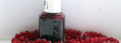 Кровавый бордовый от Essie Bordeaux
