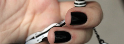 Строгий черный Essie Licorice