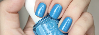 Небо Парижа c Essie Nail Laquer Avenue Maintain #251