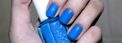Небо Парижа c Essie Nail Laquer Avenue Maintain #251