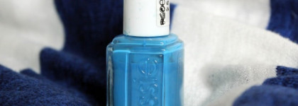 Небо Парижа c Essie Nail Laquer Avenue Maintain #251