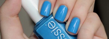 Небо Парижа c Essie Nail Laquer Avenue Maintain #251