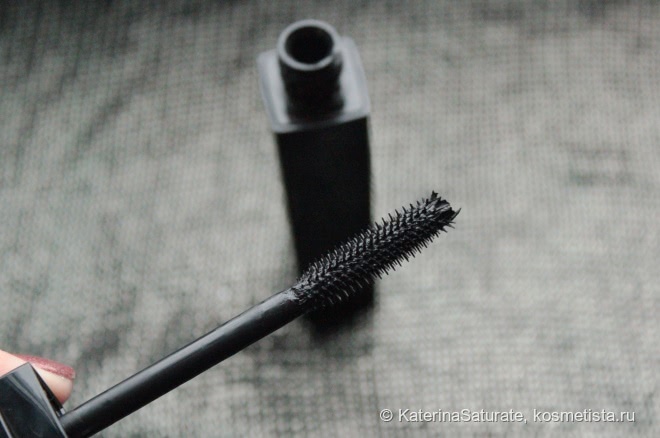 Небольшой штрих к большому портрету - тушь Dior Addict The IT-Lash Noir