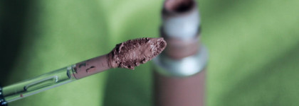 Согревающий кофе с Mac retro matte liquid lipstick  в оттенке Cafe au chic