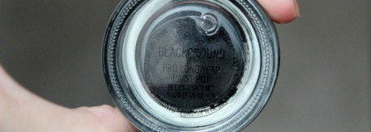 Черный бриллиант от Mac prolongwear Paintpot Blackground