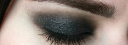 Черный бриллиант от Mac prolongwear Paintpot Blackground