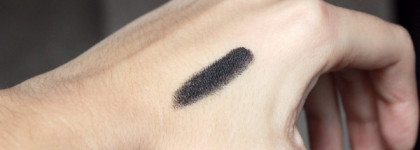 Черный бриллиант от Mac prolongwear Paintpot Blackground