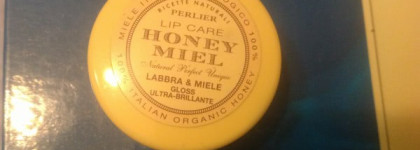 Защитник на все сезоны. Встречайте, Бальзам для губ от Perlier "Perlier Honey Miel Lip Care Labbra&Miele Gloss Ultra-Brilliante"