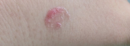 Блеск для губ Victoria`s Secret Shiny kiss flavored gloss parfume # Passion fruit pop