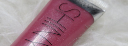 Блеск для губ Victoria`s Secret Shiny kiss flavored gloss parfume # Passion fruit pop