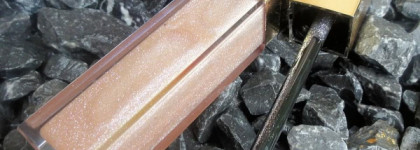 Золото на губах с блеском Yves Saint Laurent Golden Gloss Shimmering Lip Gloss # 53 в оттенке Golden Pearl