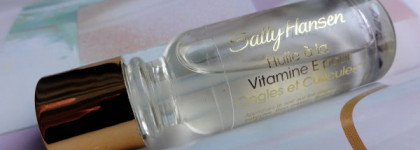Мои фавориты  в уходе за ногтями Sally Hansen Nail & Cuticle Oil и   Sally Hansen Diamond Strength Diamond Shine Base & Top Coat