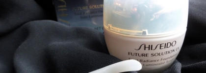 Тональное средство с эффектом сияния Shiseido Future Solution LX Total Radiance Foundation SPF 15 #I 20 Natural Light Ivory