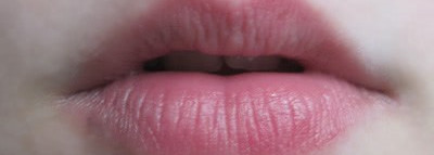 Душистое вареньице – блеск для губ от Oriflame серия «Very Me» «Oh My Gloss», оттенок «Клубничный мармелад»(оригинальное название "Hottie")