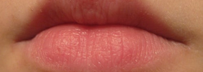 Красное вино на губах. Ultra Colour Rich Moisture Seduction Lipstick от Avon, оттенок Red Kiss