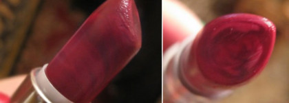 Красное вино на губах. Ultra Colour Rich Moisture Seduction Lipstick от Avon, оттенок Red Kiss