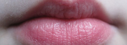 Сливовый космос. Губная помада Ultra Colour Rich Moisture Seduction Lipstick от Avon, оттенок Mocha Plum