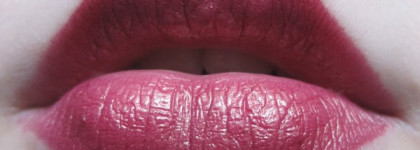 Сливовый космос. Губная помада Ultra Colour Rich Moisture Seduction Lipstick от Avon, оттенок Mocha Plum