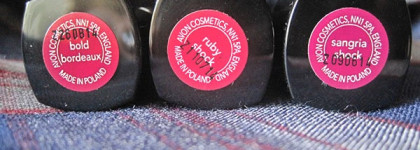 К западу от Октября. Губная помада Avon Ultra Color Bold Lipstick в оттенках 25910 Bold Bordeaux, 27258 Ruby Shock и 27288Sangria Shock