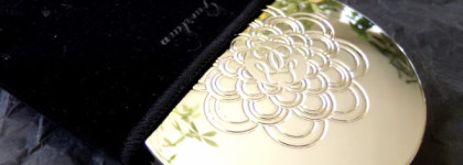 Компактная пудра для совершенного сияния Guerlain Meteorites Compact Light-Revealing Powder в оттенке 04 Dore/Golden