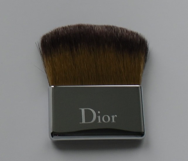 Пудра Diorskin Nude Compact Natural Glow Radiant Powder Foundation SPF 10 PA+++ в оттенке 020 Light Beige