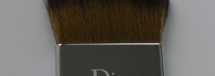 Пудра Diorskin Nude Compact Natural Glow Radiant Powder Foundation SPF 10 PA+++ в оттенке 020 Light Beige