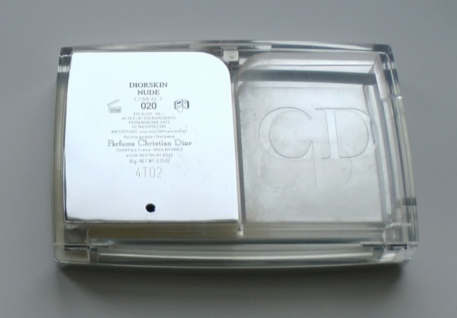 Пудра Diorskin Nude Compact Natural Glow Radiant Powder Foundation SPF 10 PA+++ в оттенке 020 Light Beige
