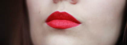 Сравнение идеальных красных: MAC Lipstick Retro Matte в оттенке Ruby Woo vs MAC Lipstick Matte в оттенке Russian Red