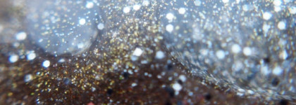 Праздник продолжается, с золотистым глиттером Orly «Halo»