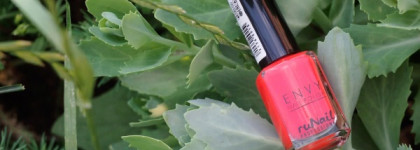 Ногти цвета спелого манго вместе с летним алым Runail Professional Envy №1542