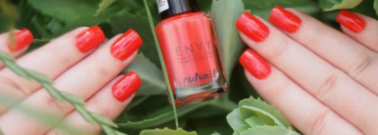 Ногти цвета спелого манго вместе с летним алым Runail Professional Envy №1542