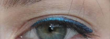 Цветная жидкая подводка Yves Saint Laurent Moire Liquid Eyeliner Baby Doll в оттенке #11 Light Blue. Baby Doll collection