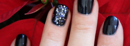 Вариант новогоднего маникюра: Illamasqua Phallic и глитер Byterry #700 Glitter Glow Top Coat