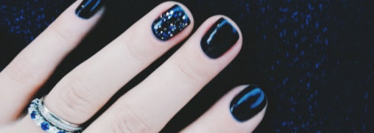 Вариант новогоднего маникюра: Illamasqua Phallic и глитер Byterry #700 Glitter Glow Top Coat