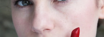 Красная помада от Jouer Hydrating Lipstick в оттенке Simone