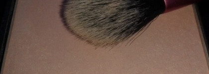 Продолжаем сиять с Catrice Prime and Fine Highlighting Powder (010 fairy dust)