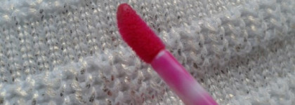 Ягода на губах с Блеском для губ The Balm Read my Lips Lip Gloss infuced with ginseng в оттенке Hubba Hubba