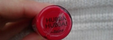 Ягода на губах с Блеском для губ The Balm Read my Lips Lip Gloss infuced with ginseng в оттенке Hubba Hubba