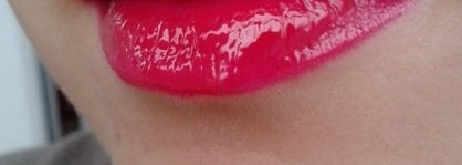 Ягода на губах с Блеском для губ The Balm Read my Lips Lip Gloss infuced with ginseng в оттенке Hubba Hubba
