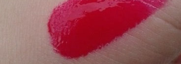 Ягода на губах с Блеском для губ The Balm Read my Lips Lip Gloss infuced with ginseng в оттенке Hubba Hubba