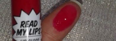 Ягода на губах с Блеском для губ The Balm Read my Lips Lip Gloss infuced with ginseng в оттенке Hubba Hubba