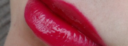 Ягода на губах с Блеском для губ The Balm Read my Lips Lip Gloss infuced with ginseng в оттенке Hubba Hubba
