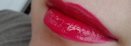 Ягода на губах с Блеском для губ The Balm Read my Lips Lip Gloss infuced with ginseng в оттенке Hubba Hubba
