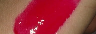 Ягода на губах с Блеском для губ The Balm Read my Lips Lip Gloss infuced with ginseng в оттенке Hubba Hubba