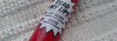 Ягода на губах с Блеском для губ The Balm Read my Lips Lip Gloss infuced with ginseng в оттенке Hubba Hubba