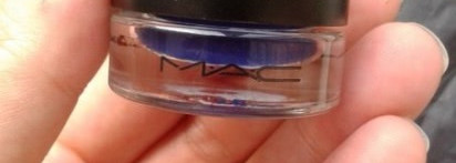 Глубокое синее море с Mac Fluidline Eye-liner Gel в оттенке Waveline