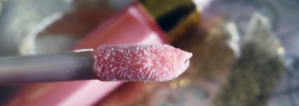 Розовое золото на губах с блеском Chanel Levres Scintillantes Brilliant Extreme Glossimer #73, Bonbon