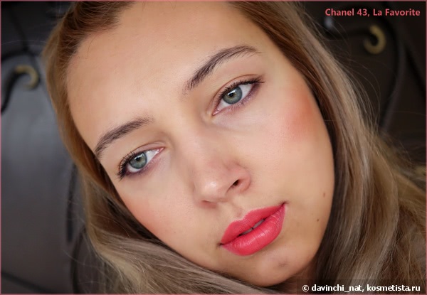Chanel Rouge Allure Velvet (43) La Favorite: Review and Swatches